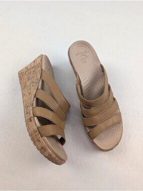 Crocs A Leigh Cork Wedge Sandal Womens 8 Tan Leather Strappy Slip On Heel 200414